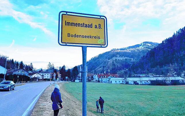 Ortseingang Immenstadt: Im Hintergrund ist der Hausberg „Mittag“ zu sehen. Der Bodensee ist von hier ein ordentliches ...