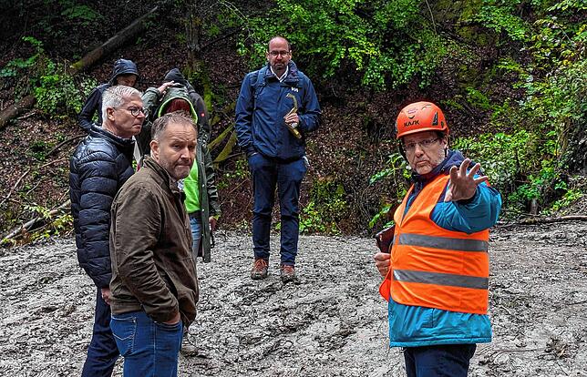 Clemens Schöpf von Rettich Stahlbau (rechts) schildert, wie der Aufbau des Treppenturms laufen wird.