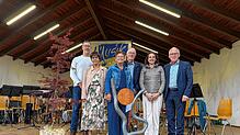 Übergabe des Gastgeschenks an die französischen Freunde (von links): Gemeinderat Damien Lambert, Bürgermeisterin Ramona Gonzales-Grail, ...