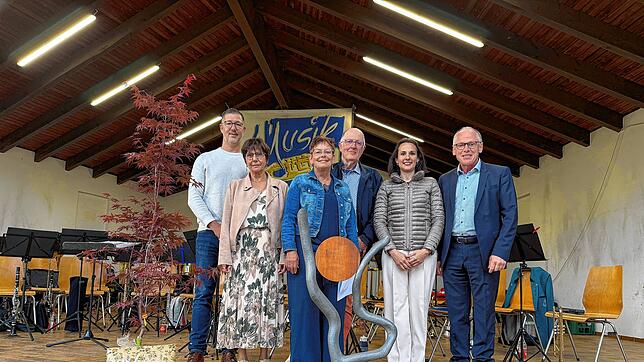 Übergabe des Gastgeschenks an die französischen Freunde (von links): Gemeinderat Damien Lambert, Bürgermeisterin Ramona Gonzales-Grail, ...