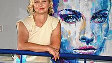 Die Malerin Birgit Brandys, die in Stockach wohnt, steht hier vor einem ihrer ausdrucksstarken Portraits im Rathaus Stockach. Die ...