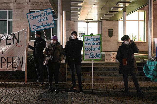 Zum zweiten Mal fand am Montag eine Gegen-Aktion zu den sogenannten Spaziergängen statt. Unser Bild stammte aus der Vorwoche.