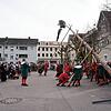 Mit Manneskraft: Meter für Meter heben auf dem Tiengener Marktplatz starke Arme den Narrenbaum mit dem Bög an der Spitze in den ...