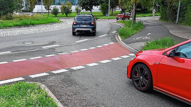 Eigentlich ist die korrekte Fahrtrichtung ja auf dem Boden aufgemalt &ndash; der Radler war trotzdem andersherum unterwegs und stieß mit ...