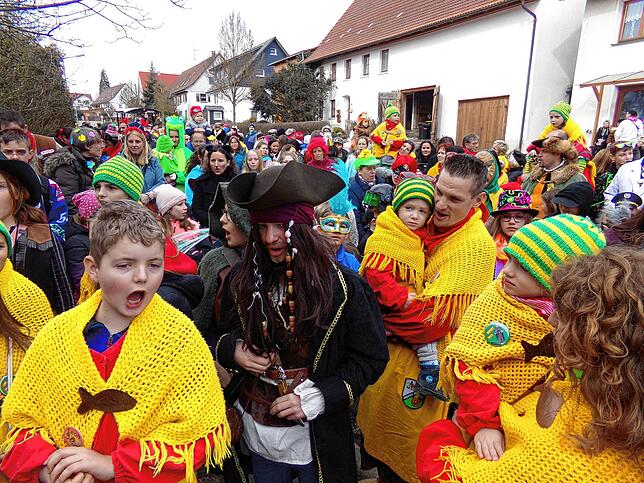 Unzählige Wolterdinger nehmen am Umzug durch das Dorf teil, wo es an diversen Stationen eine kleine Wegzehrung für die Kinder gibt.