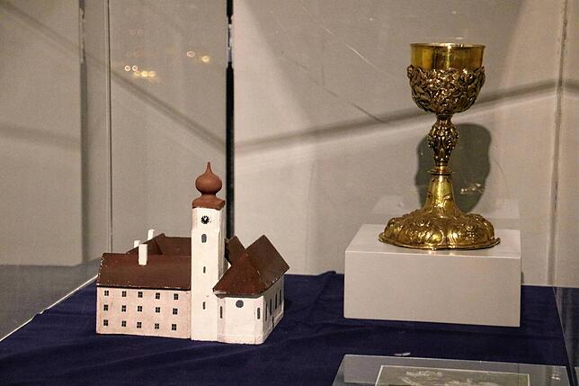 Zwei der Ausstellungsstücke der neuen Sonderausstellung: Ein Modell des ehemaligen Klosters Möggingen und ein Kelch aus diesem.