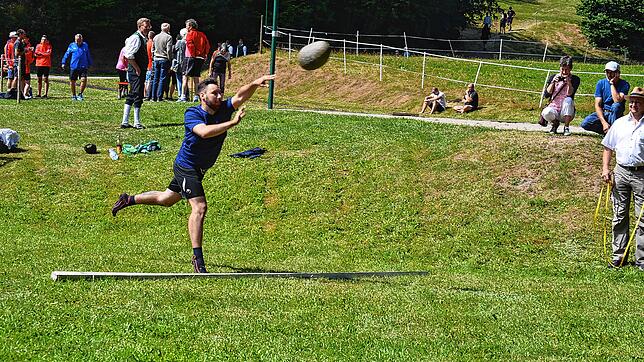 Beim Steinstoßen ist Kraft und Geschick angesagt.