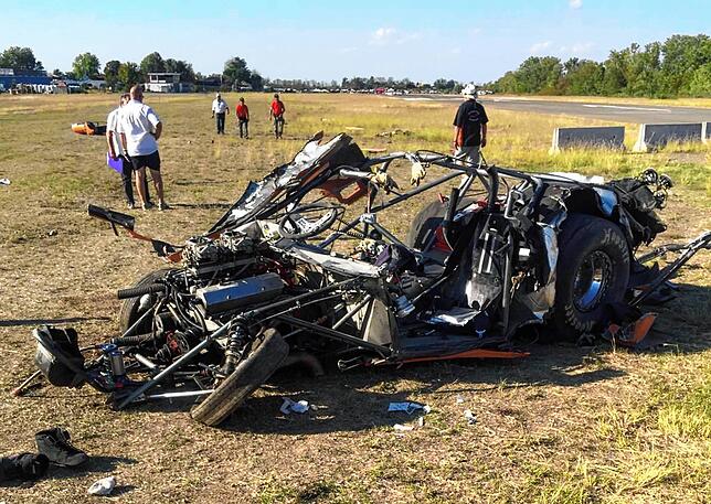 Das ist der Rest, der von dem Pontiac nach dem Unfall übriggeblieben ist. Manuel Kreiter musste lebensgefährlich verletzt aus seinem ...