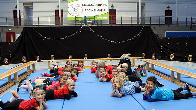 Beim Nikolausturnen der Turnabteilung des TSC Blumberg in der Eichbergsporthalle erhält eine Mädchengruppe für eine klasse Vorführung ...
