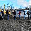 Sie freuen sich beim Spatenstich, dass es jetzt mit dem Neubau des ZG Raiffeisen-Markts und einer Aldi-Filiale losgeht (von links): ...