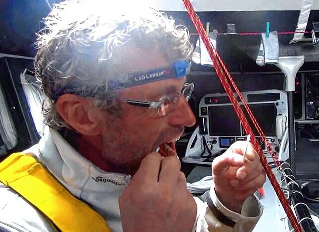 Bei der Vendée Globe 2012/13 musste sich der Schweizer Bernard Stamm selbst an den Zähnen operieren. Seine Zahnarzttätigkeit zeigte er ...