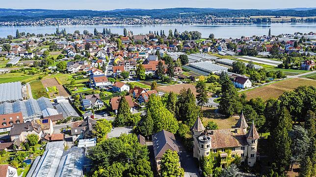 Schloss Königsegg (vorne rechts) im Ortsteil Mittelzell auf der Insel Reichenau.