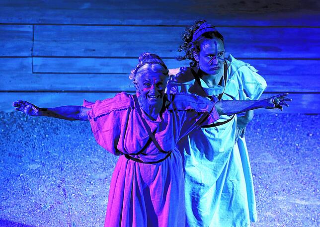 Frauenpower: Stratyllis (Astrid Keller) und Lysistrata (Sophie Arbeiter) streiken für den Frieden.