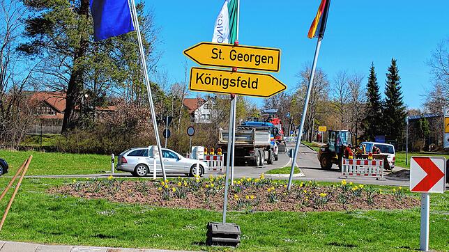 Die seit Monaten gesperrte Bundestraße 33 und auch die Landesstraße 177 zwischen der Bundesstraße und Königsfeld werden wieder ...