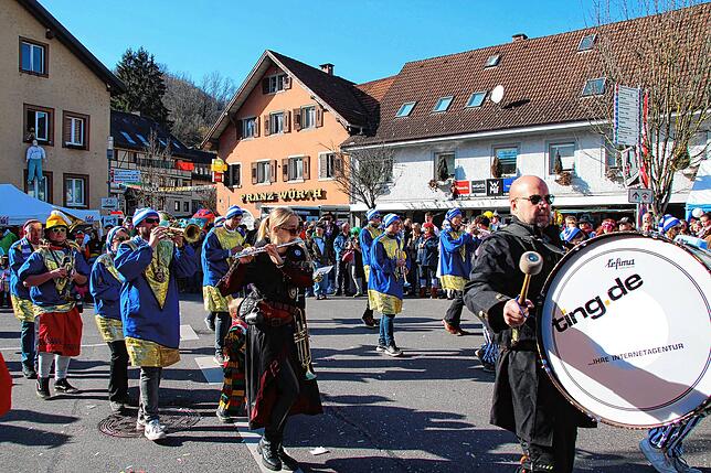 Bild 40: Bilder vom närrischen Treiben beim Treffen der Narren am Fasnachtsmontag in Stühlingen (Teil 2)