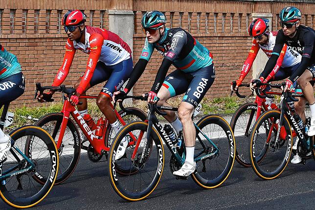 Gefordert: Nico Denz (Mitte) bei der Fernfahrt Tirreno-Adriatico in Italien.