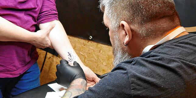 Die Vorbereitungen für Simone Dudas Tattoo sind im Gange: bald ist der Anker ihr Wegbegleiter. Stechen lässt sie das Tattoo von ...