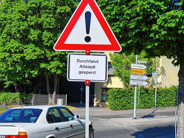 Ein wichtiger Hinweis am Friedhofskreisel. Wohl dem, der kapiert, dass er nun rechts dem Umleitungsschild folgen sollte.