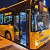 Ein Fahrzeug des Stadtbusses hält nachts an der Haltstelle in der Tegginger Straße. Diese Haltestelle soll im neuen Konzept zur ...