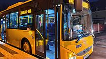Ein Fahrzeug des Stadtbusses hält nachts an der Haltstelle in der Tegginger Straße. Diese Haltestelle soll im neuen Konzept zur ...