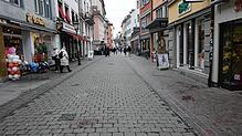 Im Herzen der Stadt: Hier, in der Wessenbergstraße, hat sich der Messerangriffs zugetragen, bei dem drei junge Männer teils ...