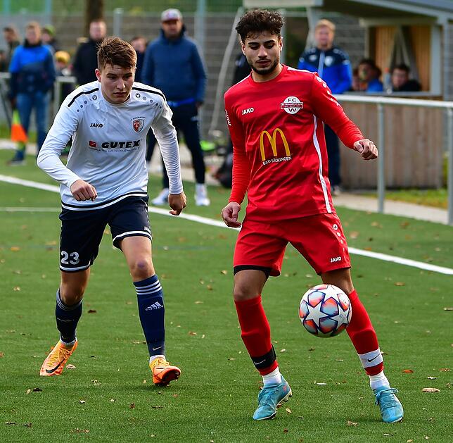 Gut integriert: Enes Özkan (rechts auf dem Archivfoto noch im Trikot des FC Wallbach, gegen Luan Abazi vom FC Schlüchttal) ist vom FSV ...