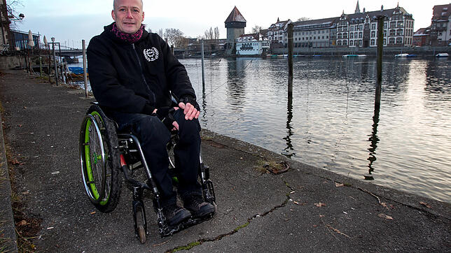 Roland Benker vor der Kulisse des Seerheins. Wasser spielt schon immer eine große Rolle in seinem Leben: Vor seinem Unfall als ...