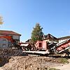 In der Foch-Kaserne werden zwei Gebäude abgerissen. Das Abbruchmaterial wird mit einer Brechanlage zerkleinert und teilweise wieder in ...