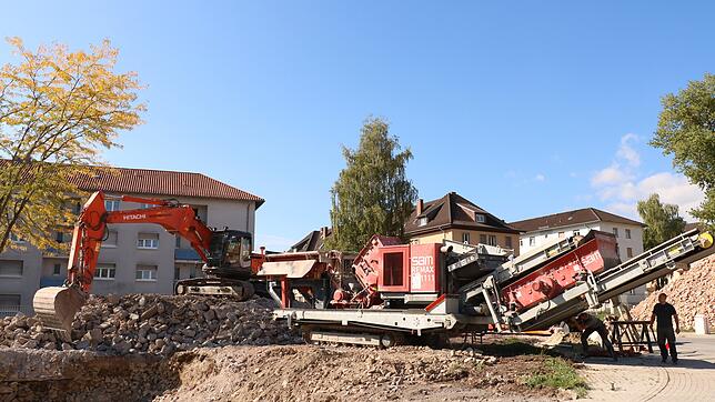 In der Foch-Kaserne werden zwei Gebäude abgerissen. Das Abbruchmaterial wird mit einer Brechanlage zerkleinert und teilweise wieder in ...