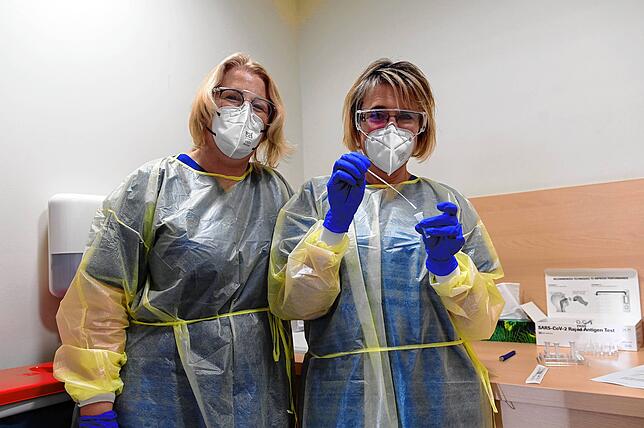 Andrea Steinmann (links) und Anita Wagner sind seit 6 Uhr in der Früh im Einsatz im umfunktionierten Eingangsberich des ...