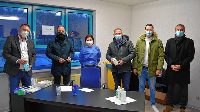 Im Testzentrum von Aptar in Eigeltingen (von links): Bürgermeister Alois Fritschi, Thomas Klofac (Geschäftsführer von Aptar), Angelina ...