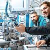Zwei Mitarbeiter von Eto Magnetic aus Stockach nehmen eine Maschine zur Serienfertigung von Elektrobauteilen in Betrieb.