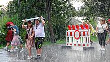 Innerhalb von Minuten waren die Festivalbesucher völlig durchnässt und suchten einen trockenen Unterstand.