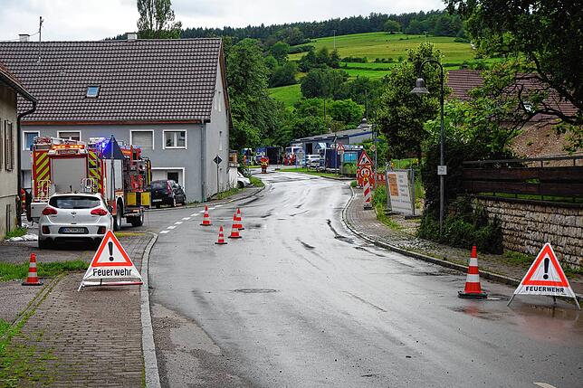 Die Ortsdurchfahrt von Anselfingen musste am Donnerstagnachmittag nach dem Gewitter gesperrt werden. Zum Zeitpunkt der Aufnahme war das ...