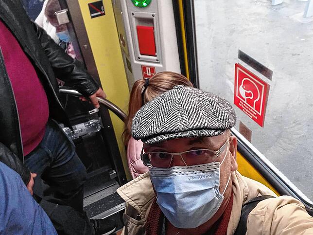 Autor Markus Vonberg am Sonntag im IRE von Friedrichshafen nach Basel. Einen Stehplatz gab es nur noch auf der untersten Stufe der ...