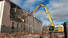 Die Arbeiten im Konversionsareal gehen weiter: Ein sogenannter Longfront-Bagger reißt das ehemalige Collège nieder.