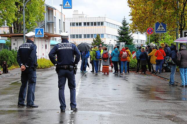 Die Polizei sichert Demo und Kundgebung ab, zu der sich vor Diehl rund 50 Personen versammeln.