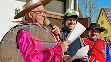 Der gewählte künftige Bürgermeister von Sauldorf, Severin Rommeler (Mitte), verteidigt sich bei der Eignungsprüfung zum Bürgermeister ...