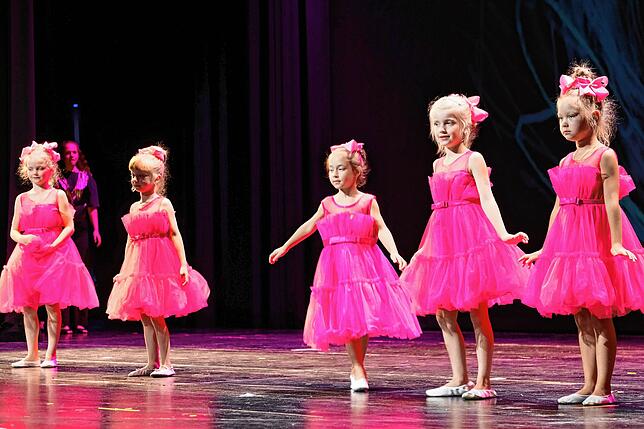 Beim Finale der Tanzschule No. 10 glänzen die Kleinen in pink.