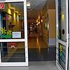 Hier kommt man zur Kinderklinik auf Ebene D. Immerhin, Eingang und Gänge sind auch in den Übergangsräumen bunt und kindgerecht gestaltet.