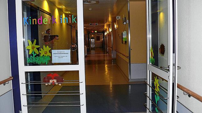 Hier kommt man zur Kinderklinik auf Ebene D. Immerhin, Eingang und Gänge sind auch in den Übergangsräumen bunt und kindgerecht gestaltet.