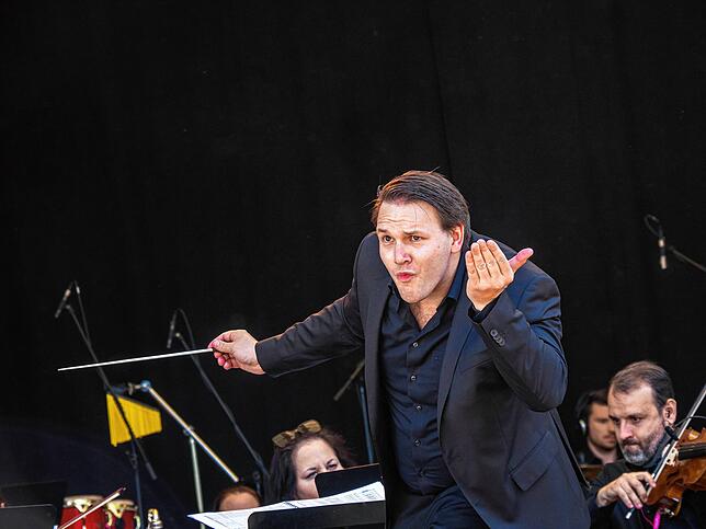 „Konstanz? Seid Ihr da???“ Chefdirigent Gabriel Venzago mit einer etwas anderen Moderation.