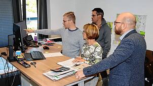 Bastain Pfliegensdörfer (von links), Ulrike Haberstroh, Fabian Bönecke und Werner Breig kontollieren am Montagmorgen vor der Auszählung ...