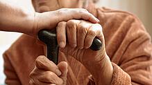 Hilfe für ältere Menschen soll ein neues Angebot (Symbolfoto) bieten. Bild: Kuzmapfoto/STOCK.adobe.com