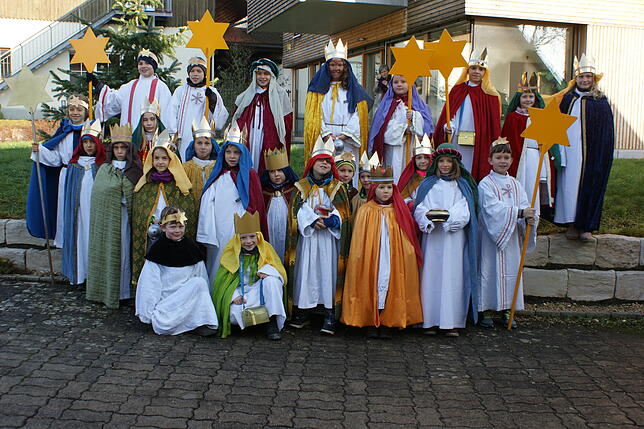 Frickingen: 31 Sternsinger der Pfarrei Frickingen waren in Frickingen, Bruckfelden und Rickenbach unterwegs. Als Heilige Drei Könige ...