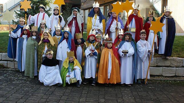 Frickingen: 31 Sternsinger der Pfarrei Frickingen waren in Frickingen, Bruckfelden und Rickenbach unterwegs. Als Heilige Drei Könige ...