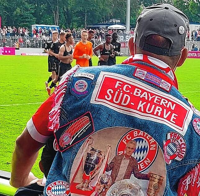 Unverkennbar: Die Fans machten schon mit ihrem Outfit deutlich, hinter welchem Klub sie standen.