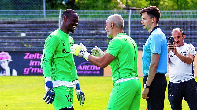 Ein besonderer Wechsel: Villingens Stammtorhüter Ibrahima Sy (links) macht Platz für den 52-jährigen Toni de Pascalis. Für de Pascalis ...