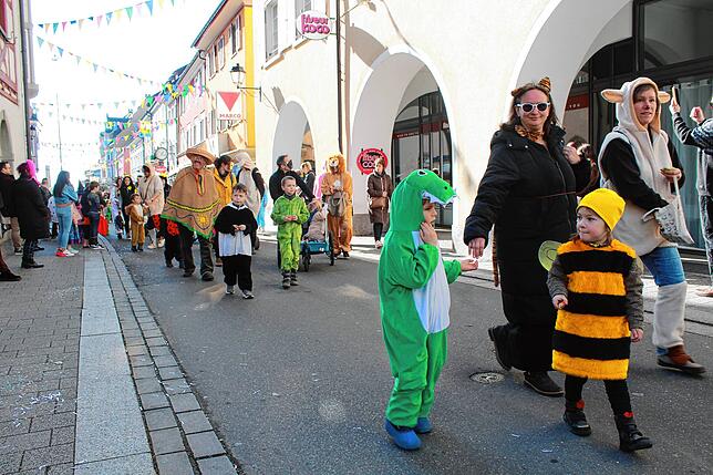 Bild 6: Die schönsten Bilder vom Kinderumzug und Kindernarrenbaumstellen am Fastnachtsdienstag