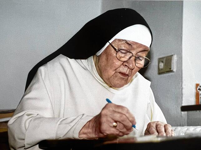 Schwester Mechtild ist den ehemaligen Schülerinnen Helga Rüdiger und Christel Plischke als besonders fürsorgliche Lehrerin in Erinnerung.